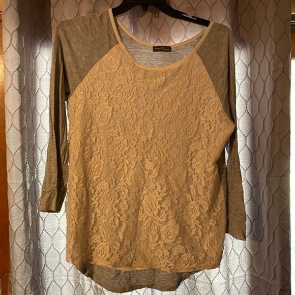 Lace front top - Picture 1 of 3